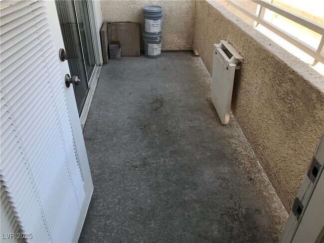 Building Photo - 1900 N Torrey Pines Dr