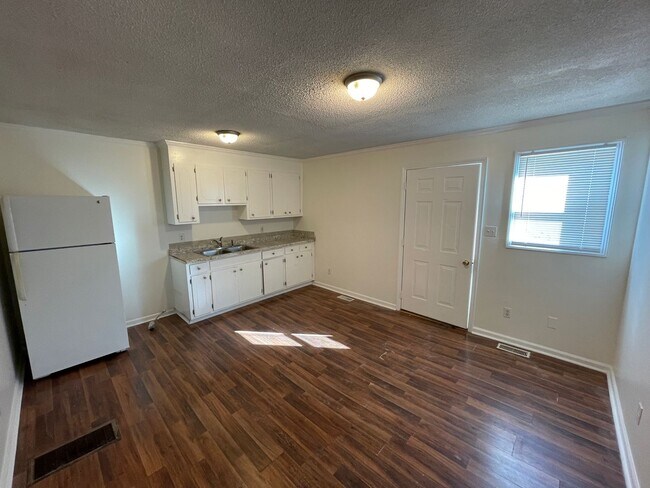 Building Photo - SRP-SH050-402 South 10th Street