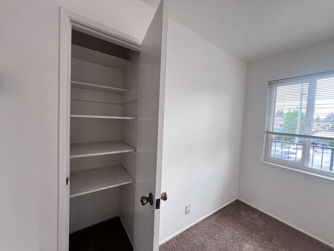 Building Photo - EBS T 1172-1176