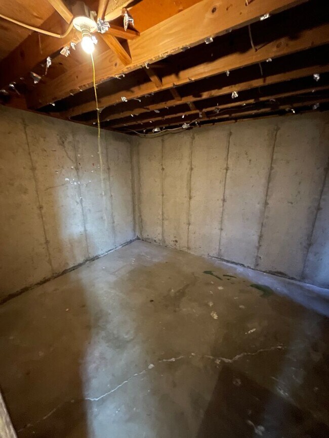 Building Photo - ~ APPLICATIONS PENDING ~ 4 bedroom, 2 bath...