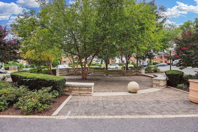 Building Photo - Spacious 1br/1bth Condo minutes from Downtown Silver Spring!