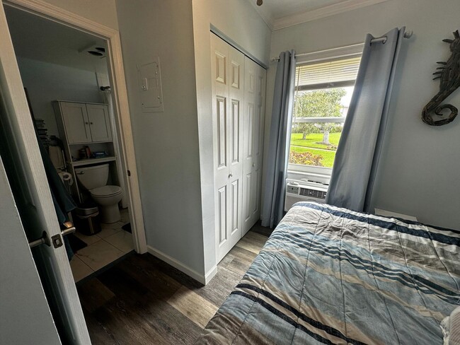 Building Photo - Cozy Updated Studio Unit in Central Island Complex-Available APRIL-2026