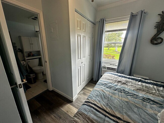 Building Photo - Cozy Updated Studio Unit in Central Island...
