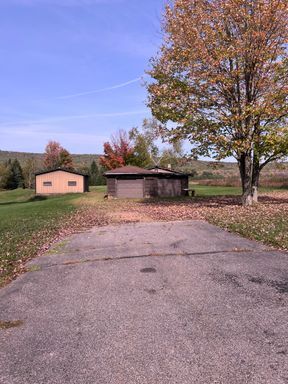 Building Photo - 2 Bedroom 1.5 Bath Single Family Home Avai...