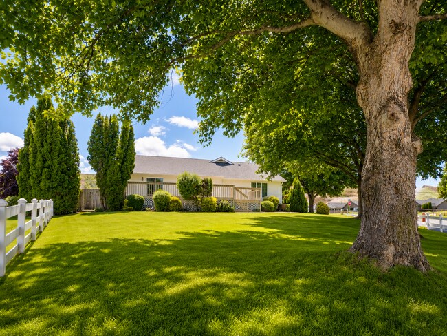 Building Photo - Charming Home on .34 acres!