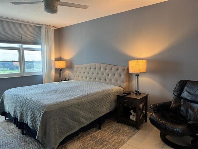 Building Photo - 3510 Oaks Way