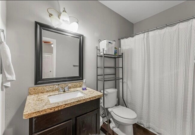 Building Photo - 410 Montclair Ave