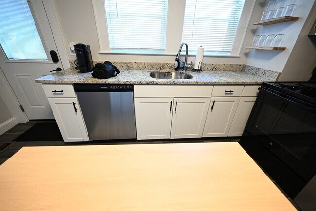 Building Photo - 375 E Merrimack St