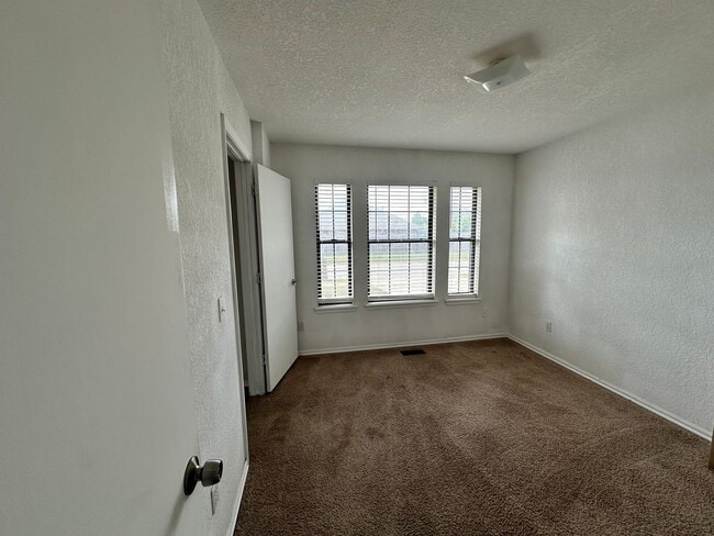 Building Photo - Charming 3 Bed, 2 Bath 2-Story Home in Moore!