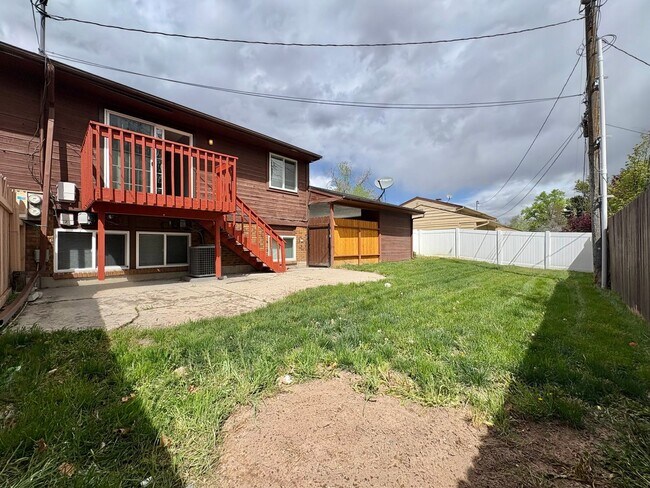 Building Photo - Charming 3-Bed Townhome in Holladay – Fenced Yard, Ample Parking & Prime Location