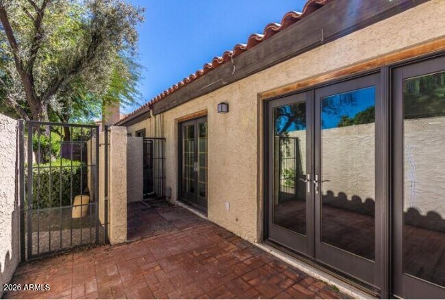 Building Photo - 2 E Loma Ln