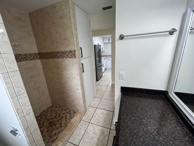 Building Photo - 1017 Hardwick Ave