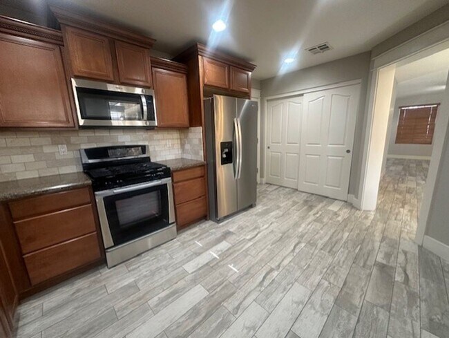 Building Photo - LYONS GATE COMMUNITY, 3PLUS DEN TWO STORY ...