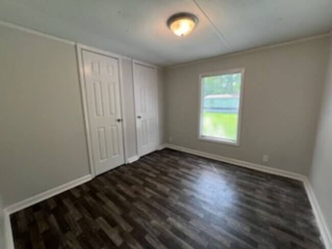 Building Photo - Newly Remodeled Trailer - Close to New Riv...