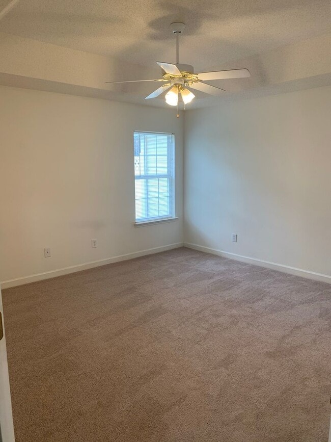 Building Photo - 1541SF 3BR 2.5BA