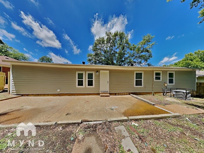 Building Photo - 2432 Kimbark Woods Cove