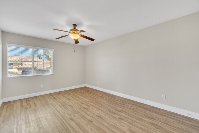 Building Photo - LUXORY 5 BEDROOM 3 1/2 BATH HOME LOCATED I...