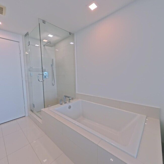 Building Photo - 650 NE 32nd St