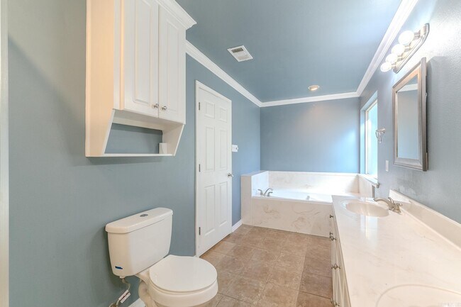 Building Photo - 12 Forest Dr