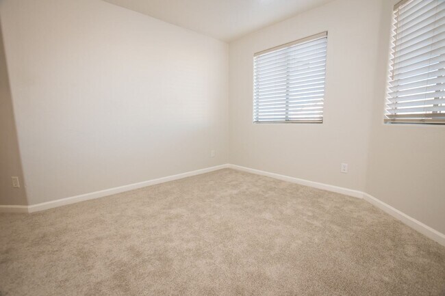 Building Photo - 4 Bedroom, 2 Bath, Split Floor Plan, 2 Car Garage, Central A/C