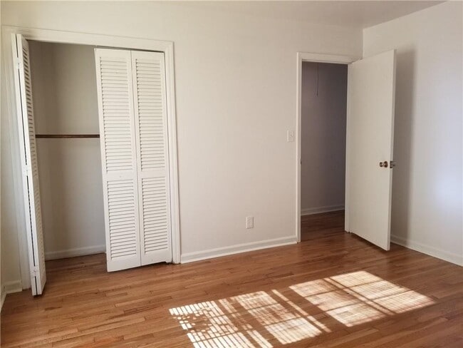 Building Photo - 2467 Woodside Way