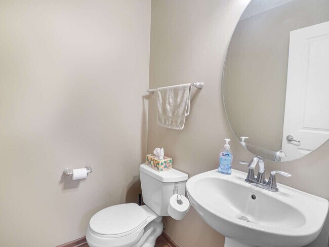 Building Photo - 3 Bedroom End Unit Townhome Available Sept...