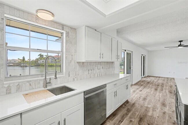 Building Photo - 8828 Bay Pointe Dr