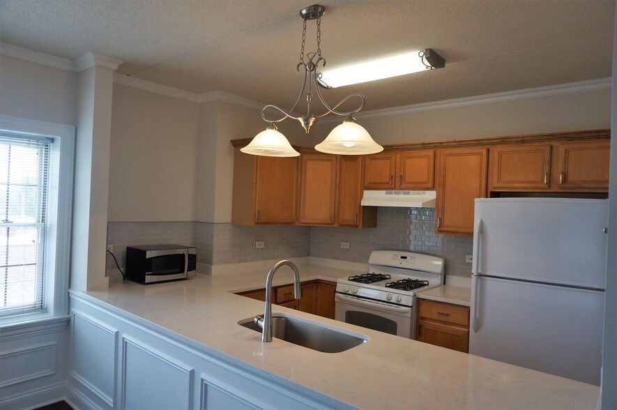 Building Photo - 210 N Addison Ave #401