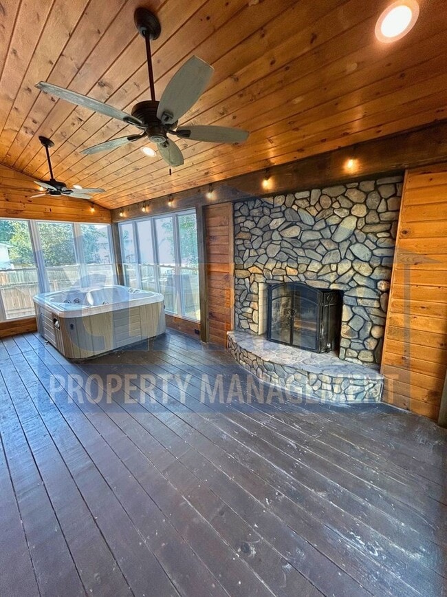 Building Photo - Three bedroom home in a quiet neighborhood!