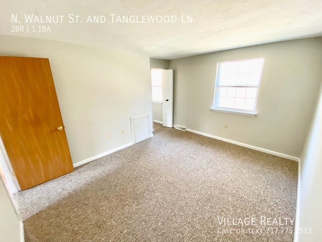 Building Photo - Spacious END-UNIT 3-BR Townhome in Dallast...