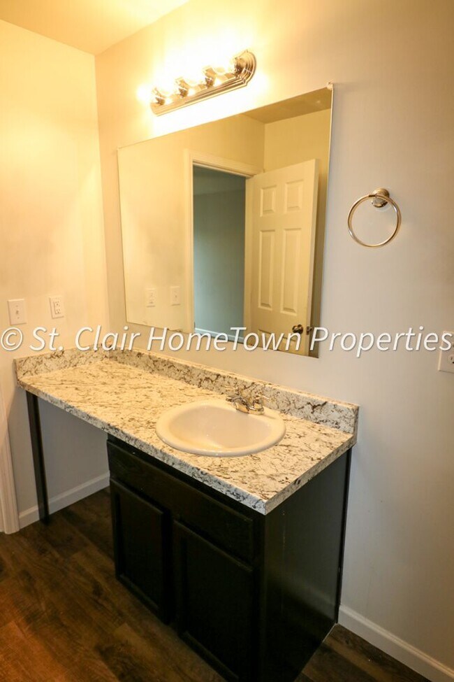 Building Photo - Spacious 4 Bedroom Home in Fox Hollow