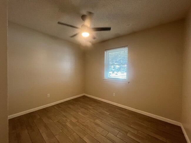 Building Photo - 2 Bed/1 Bath and much more! Move in Specials!