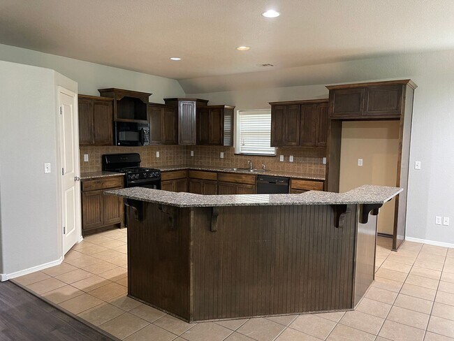 Building Photo - JENKS SCHOOLS - 3 bed with study and formal dining!!