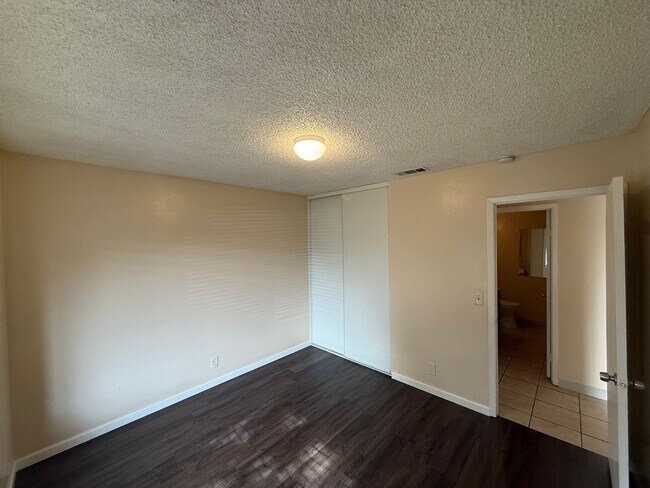 Building Photo - Beautiful Condo!