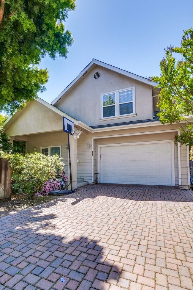 Building Photo - Awesome Home Located in a Quiet Tree Line Neighborhood