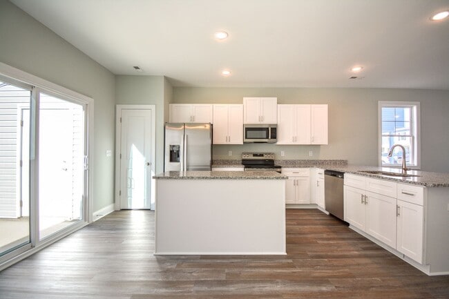 Building Photo - Gorgeous 2 Bedroom Townhome in Beachside Village