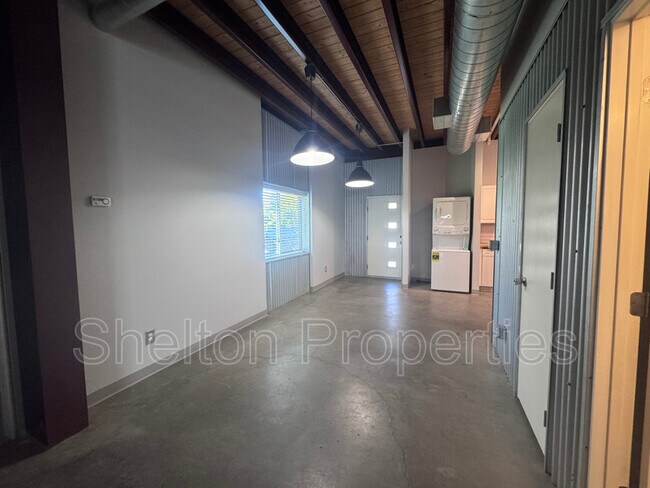 Building Photo - 2121 W Hayward Ave