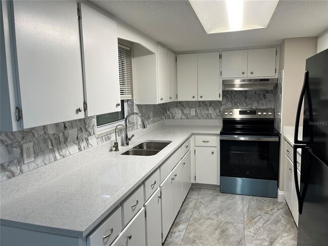 Building Photo - 880 Queen Rd