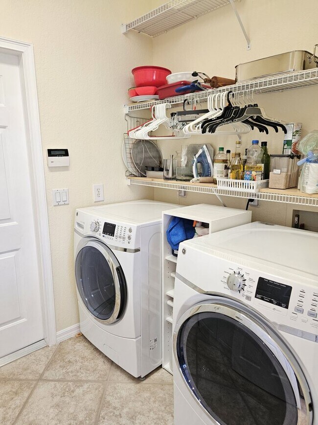 Building Photo - Seasonal Short-Term 3 Bedroom 2 Bathroom Heated Pool Home located in Venetian Club & River Club!