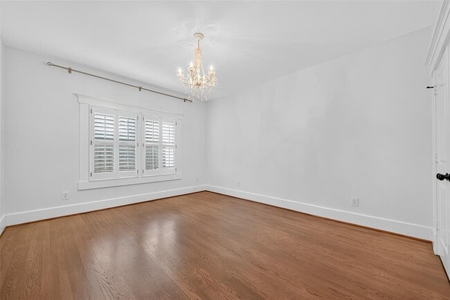 Building Photo - 1042 W 25th St
