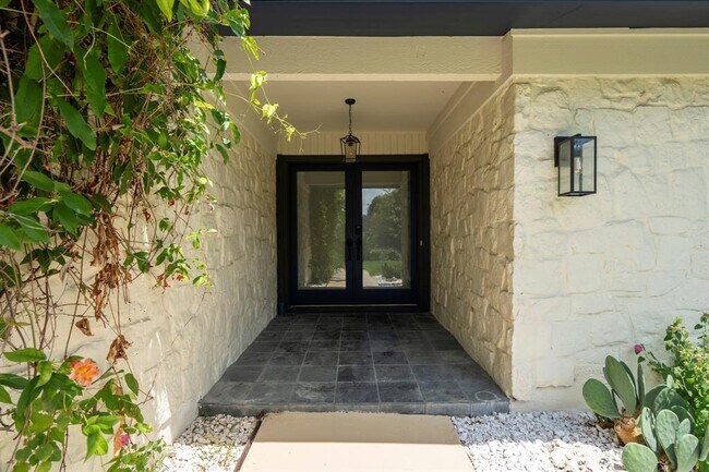 Building Photo - 2404 Coral Ridge Cir