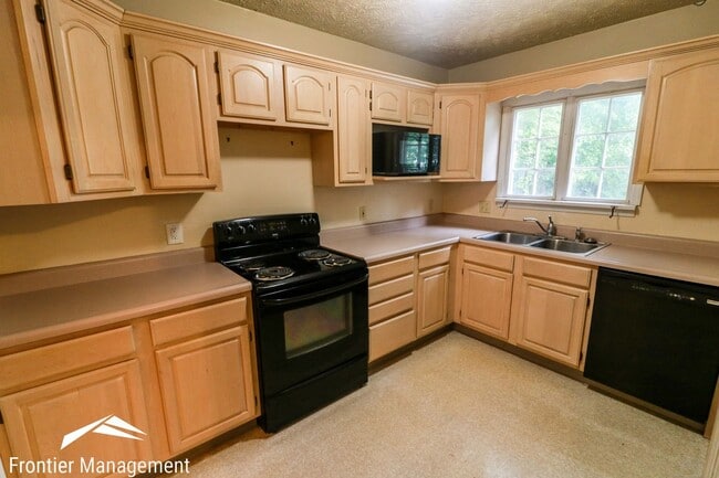 Building Photo - Awesome 5 Bedroom home near campus and Agg...
