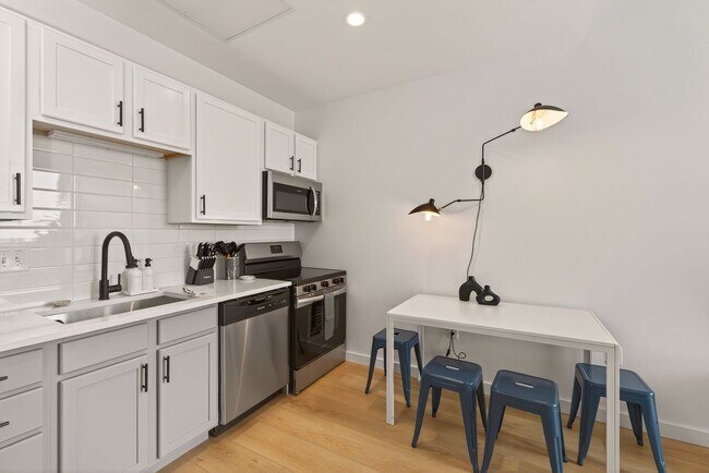 Building Photo - 211 Foster Ave