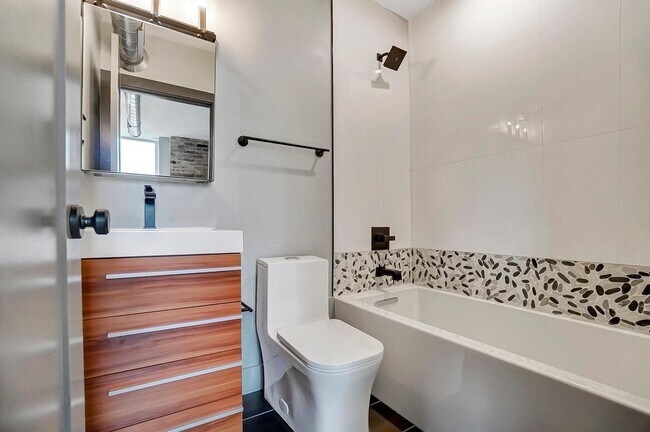 Building Photo - 1534 Republic St