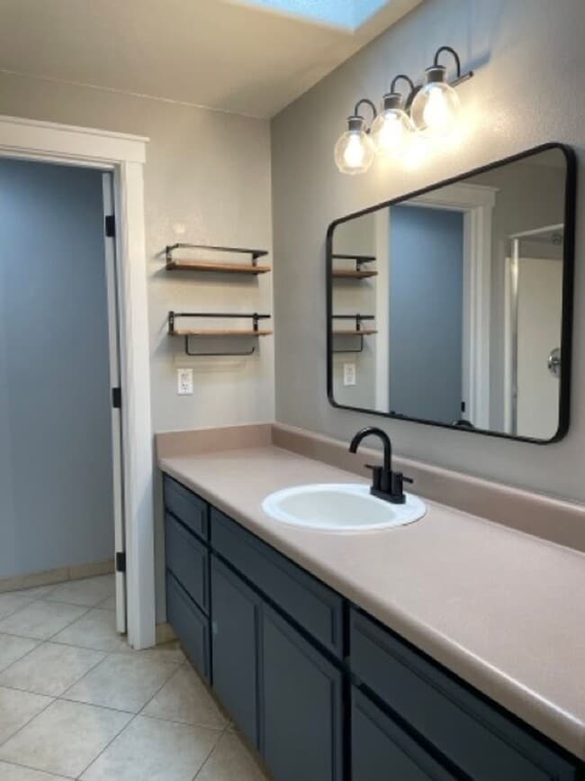Building Photo - Nice 3 Bedroom 2 Bath home in Central Point