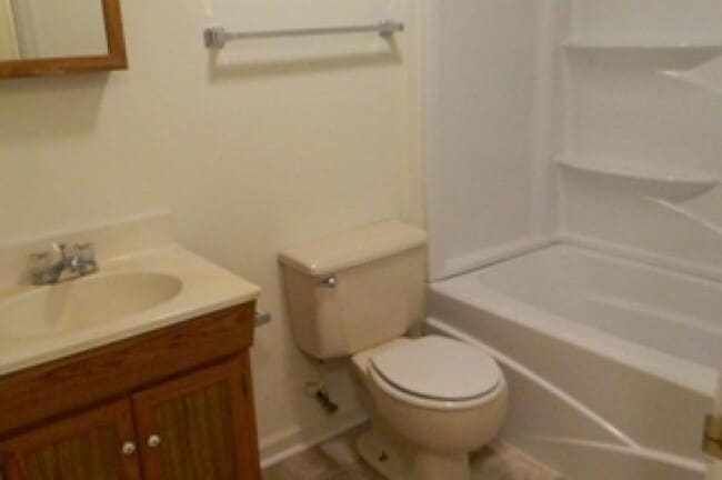 Building Photo - 3 Level Townhouse Near Liberty University