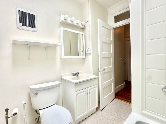 Building Photo - 4 Bed + 2 Bath - Pets Welcome! Parking!