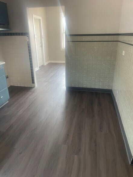 Entrance to living room - 1910 W Cermak Rd