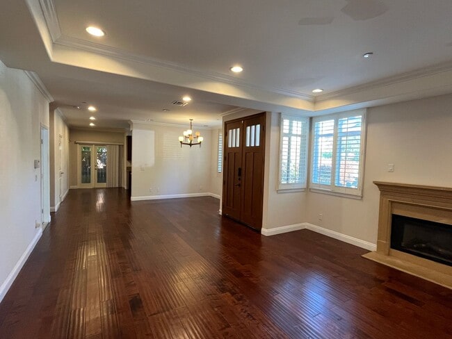 Building Photo - Beautiful Four Bedroom Townhouse in Pasadena