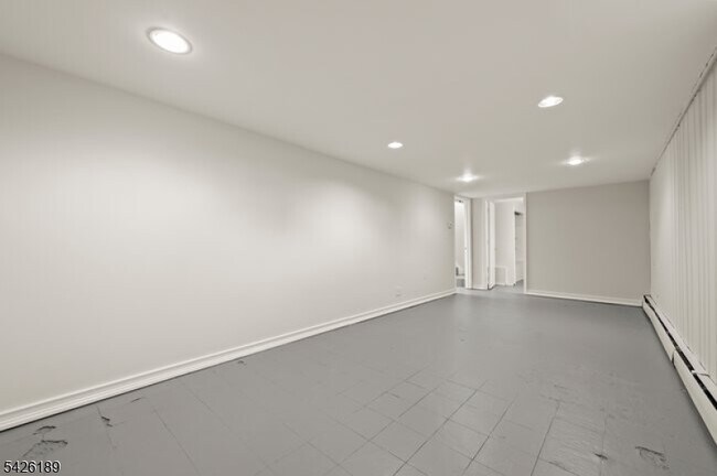 Building Photo - 47 River Rd